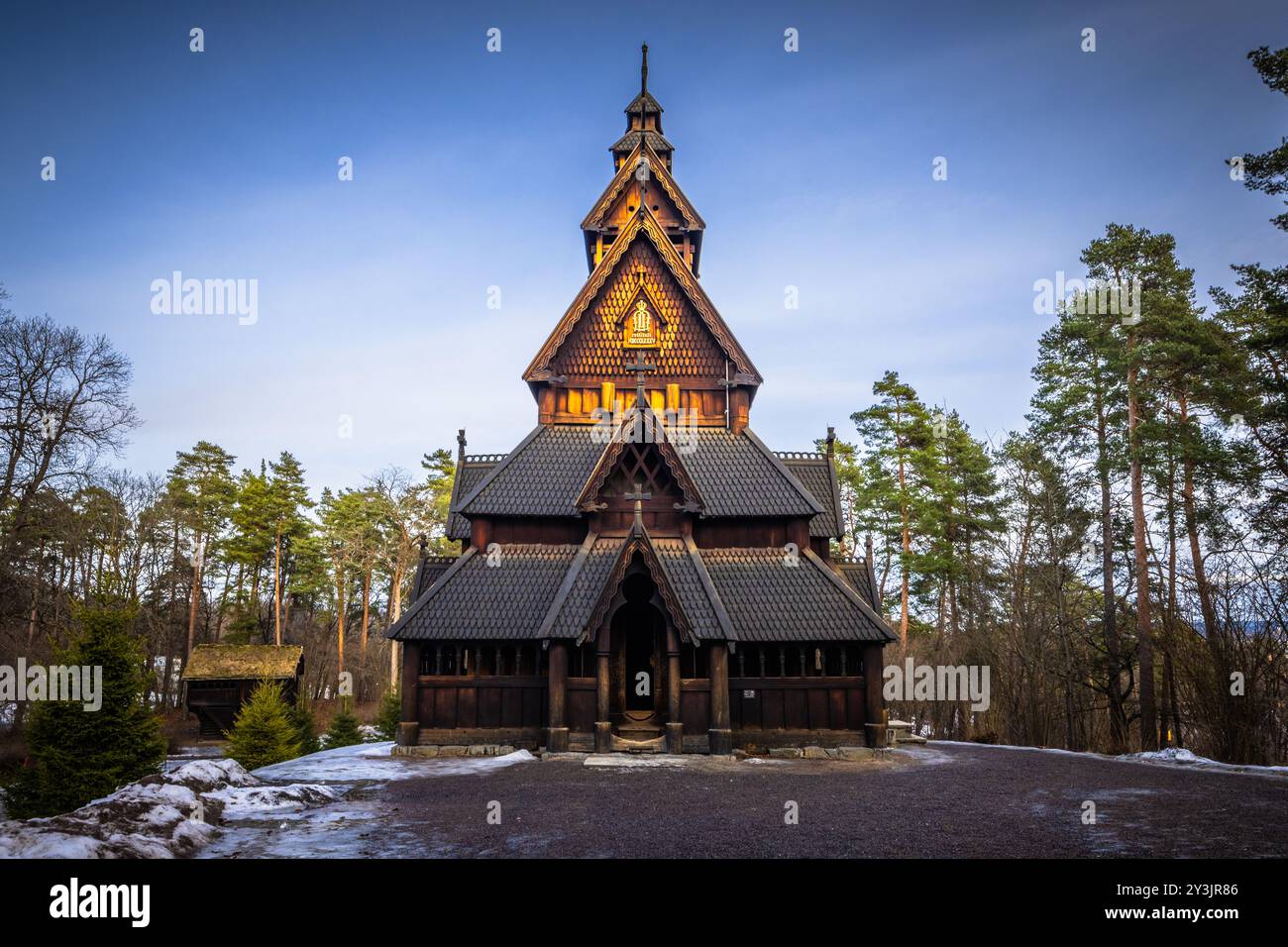 Oslo - 11 février 2023 : L'église médiévale épique de Gol Stave dans le musée en plein air d'Oslo, Norvège Banque D'Images