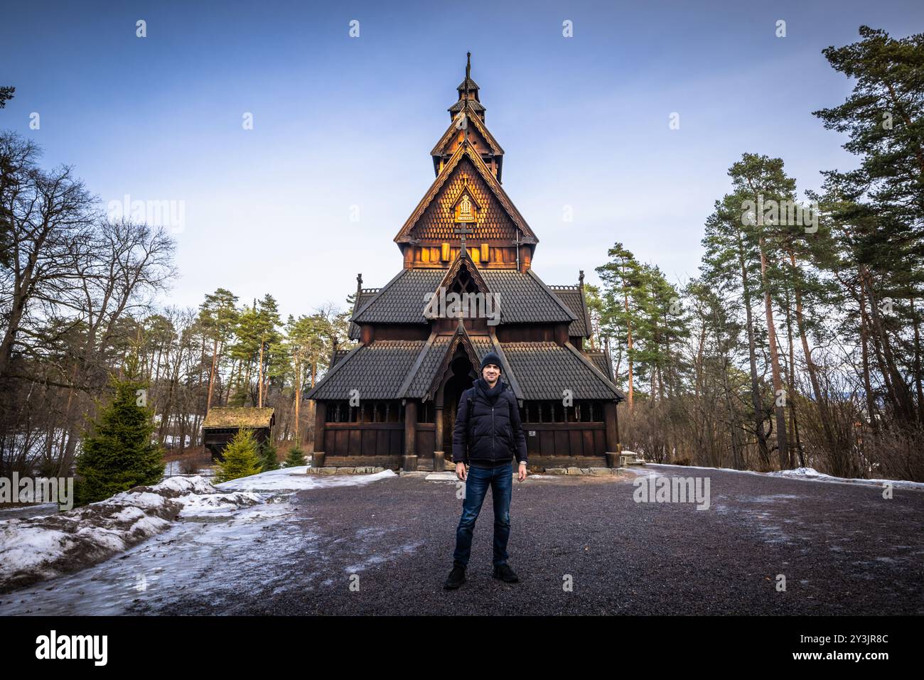 Oslo - 11 février 2023 : L'église médiévale épique de Gol Stave dans le musée en plein air d'Oslo, Norvège Banque D'Images