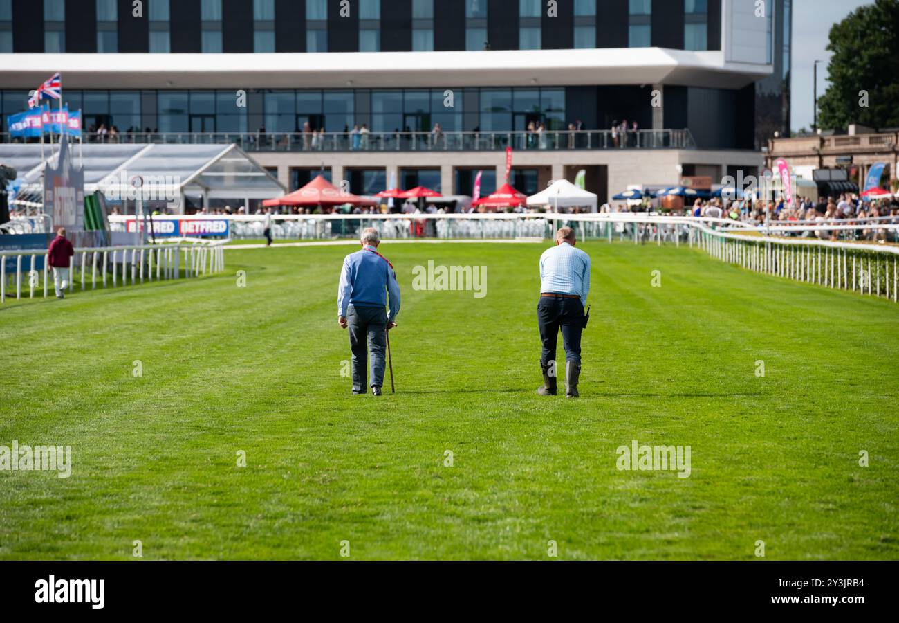 Doncaster, Royaume-Uni, samedi 14 septembre 2024 ; le greffier du parcours à Doncaster, David Attwood, et son collègue préparent la piste à l’hippodrome de Doncaster, alors que le parcours est prêt pour l’événement principal, les Betfred St Leger Stakes du Groupe 1. Crédit JTW Equine images / Alamy. Banque D'Images