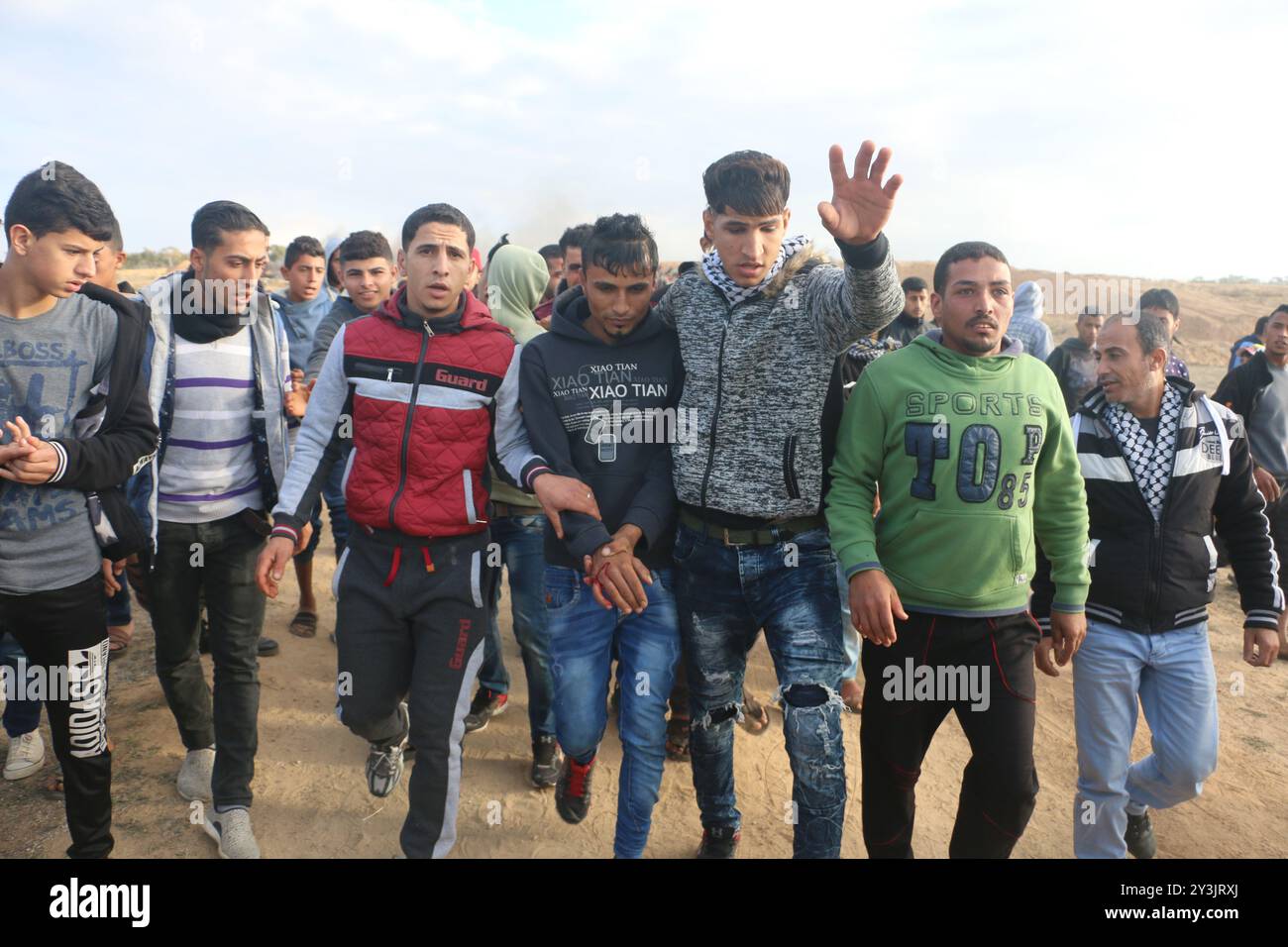 Des affrontements ont éclaté entre manifestants palestiniens et soldats israéliens près de la barrière frontalière Gaza-Israël, à l'est du camp de réfugiés palestiniens d'al-Bureij, après les prières du vendredi midi. Les manifestants palestiniens, en colère contre la récente reconnaissance de Jérusalem comme 8217 capitale d'Israël par les États-Unis et le numéro 8217, ont lancé des pierres sur les forces israéliennes qui leur ont tiré des gaz lacrymogènes et des balles réelles. Un certain nombre de manifestants palestiniens auraient été blessés lors des affrontements. Les Palestiniens ont été très en colère contre la 8217 décision de Trump sur le 8217 statut de Jérusalem, qui compromet leur revendication de Jérusalem-est en tant que capitale de T. Banque D'Images