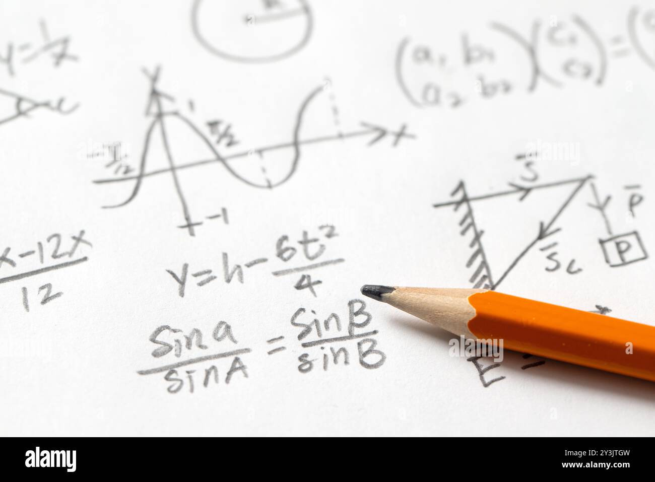 Équations mathématiques et graphe avec crayon Banque D'Images