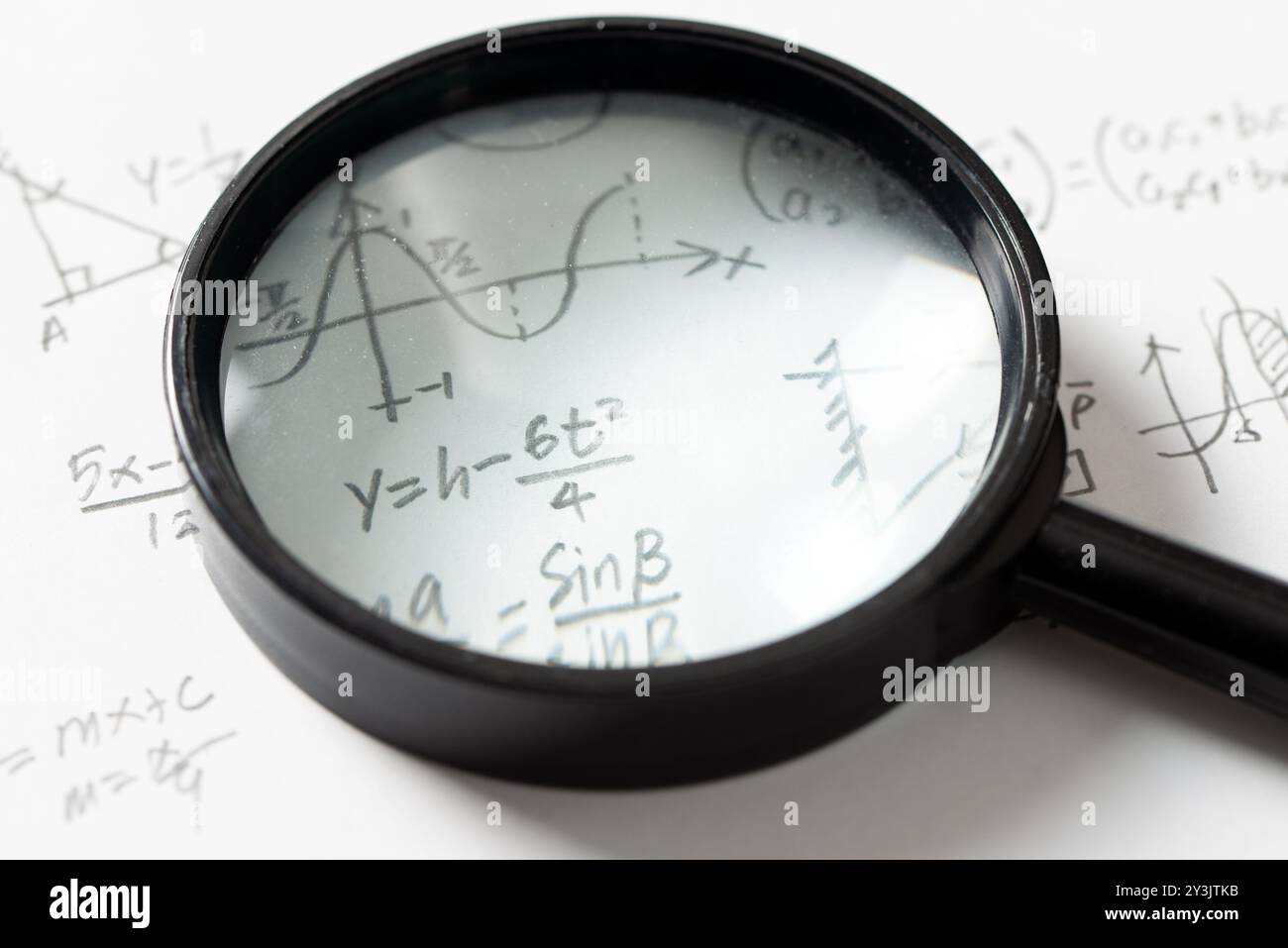 Équations mathématiques et graphique avec loupe Banque D'Images