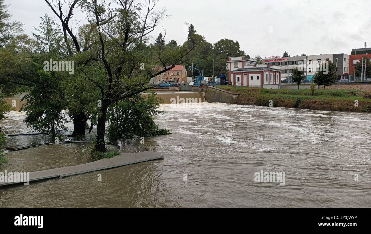 Brno, République tchèque. 14 septembre 2024. Inondation de la rivière Svratka, dont le niveau monte à Brno, République tchèque, le 14 septembre 2024. Crédit : Meitner Zdenek/CTK photo/Alamy Live News Banque D'Images