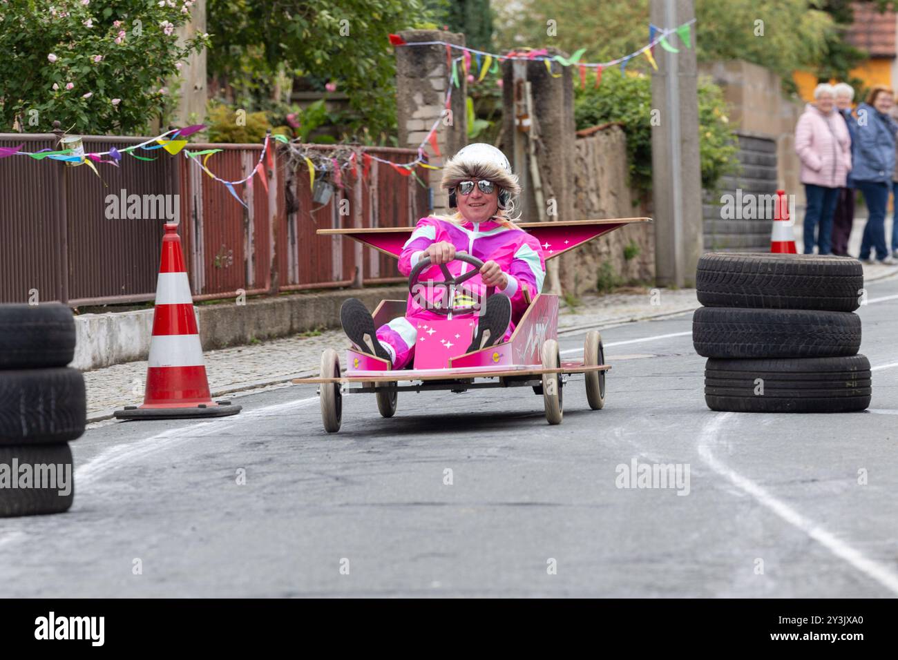 Zschaiten, Allemagne. 14 septembre 2024. Lors de la course de soapbox à Zschaiten, en Saxe, les participants s’affrontent pour le meilleur temps avec leurs costumes et leurs véhicules originaux. La petite communauté près de Riesa célèbre son 700e anniversaire du 13-15 septembre 2024. Crédit : Daniel Wagner/dpa/Alamy Live News Banque D'Images