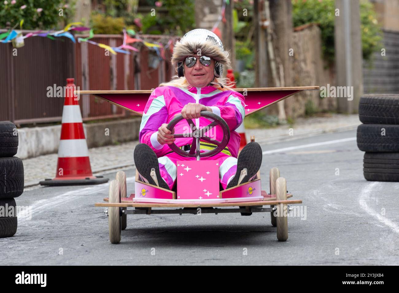 Zschaiten, Allemagne. 14 septembre 2024. Lors de la course de soapbox à Zschaiten, en Saxe, les participants s’affrontent pour le meilleur temps avec leurs costumes et leurs véhicules originaux. La petite communauté près de Riesa célèbre son 700e anniversaire du 13-15 septembre 2024. Crédit : Daniel Wagner/dpa/Alamy Live News Banque D'Images