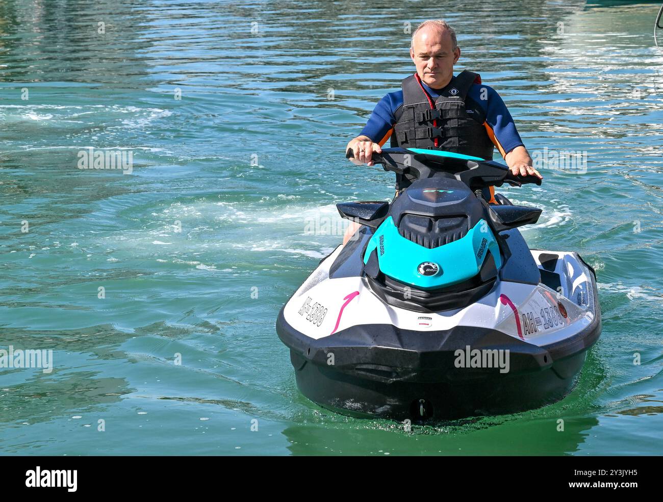 Brighton & Hove, Royaume-Uni. 14 septembre 2024. RT. Le député Ed Davey arrive à Brighton Marina en jet ski le premier jour de la conférence d'automne des libéraux démocrates à Brighton Centre, Brighton & Hove, East Sussex, Royaume-Uni. Crédit : LFP/Alamy Live News Banque D'Images