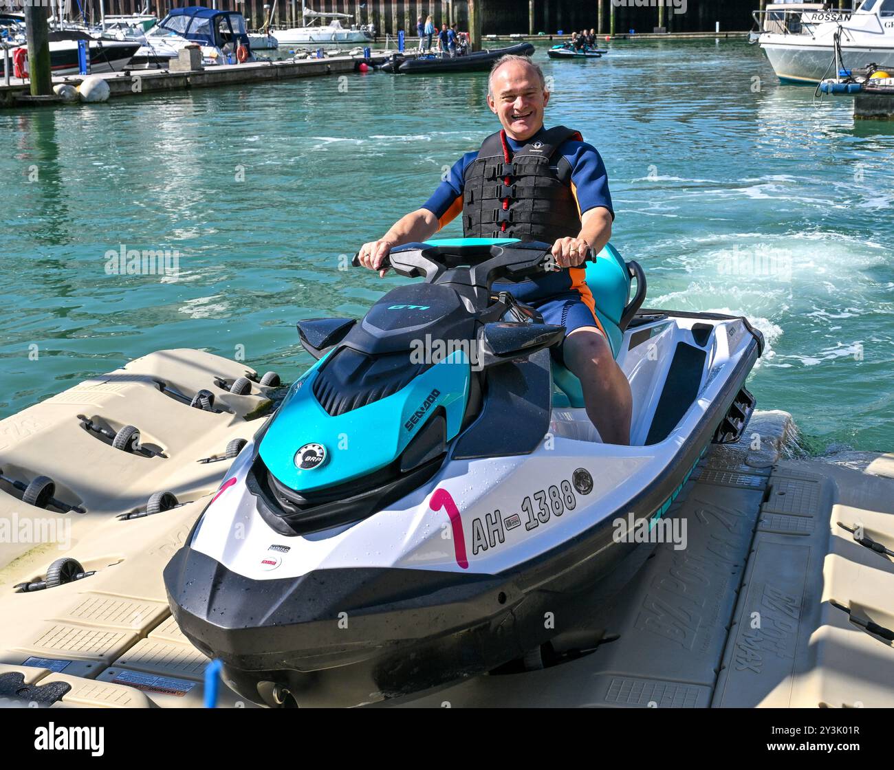 Brighton & Hove, Royaume-Uni. 14 septembre 2024. RT. Le député Ed Davey arrive à Brighton Marina en jet ski le premier jour de la conférence d'automne des libéraux démocrates à Brighton Centre, Brighton & Hove, East Sussex, Royaume-Uni. Crédit : LFP/Alamy Live News Banque D'Images