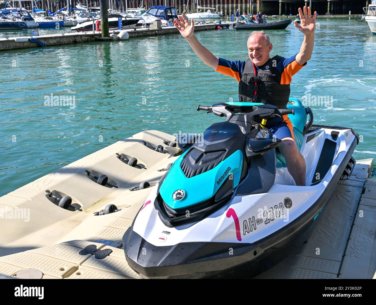 Brighton & Hove, Royaume-Uni. 14 septembre 2024. RT. Le député Ed Davey arrive à Brighton Marina en jet ski le premier jour de la conférence d'automne des libéraux démocrates à Brighton Centre, Brighton & Hove, East Sussex, Royaume-Uni. Crédit : LFP/Alamy Live News Banque D'Images