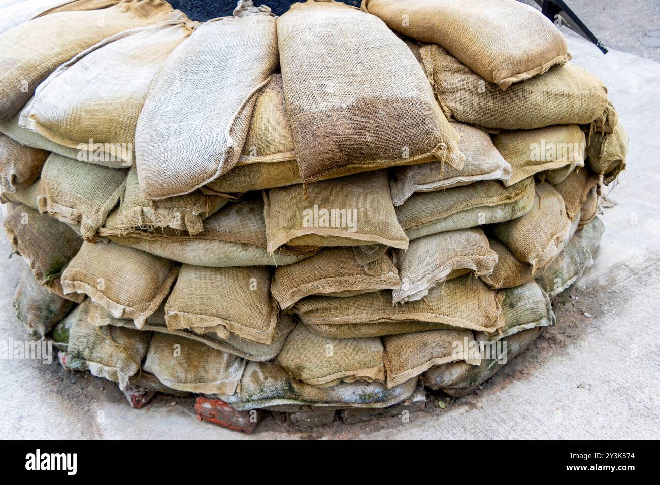 pile de sacs de sable utilisés dans la seconde guerre mondiale pour protéger les bâtiments des explosions de bombes Banque D'Images