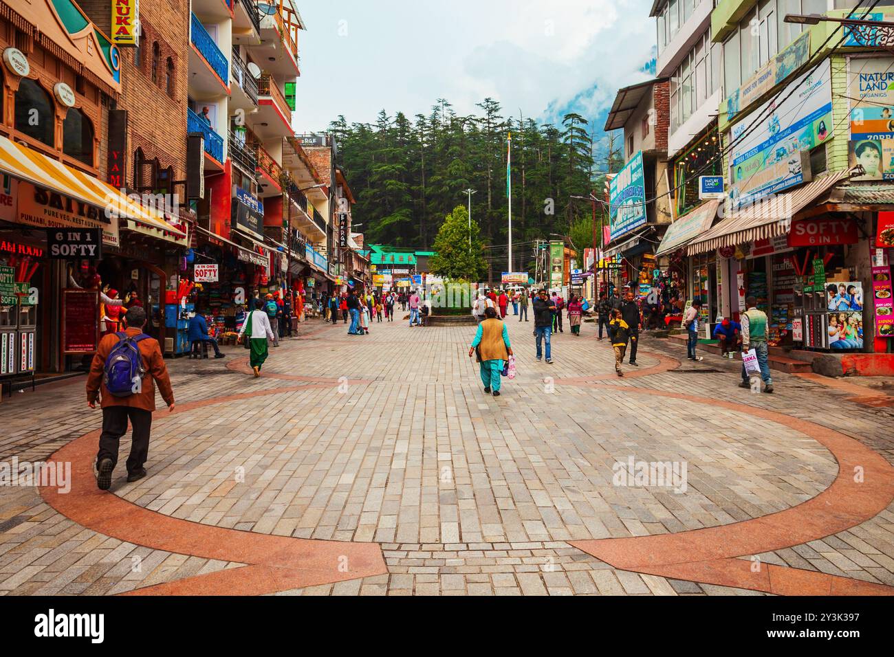 Manali, INDE - 27 SEPTEMBRE 2019: Le centre commercial est une rue piétonne principale dans la ville de Manali, Himachal Pradesh état de l'Inde Banque D'Images