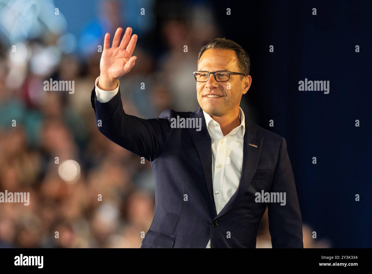 Wilkes barre, États-Unis. 13 septembre 2024. Le gouverneur de Pennsylvanie Josh Shapiro fait campagne pour Kamala Harris pour le poste de président au Centre athlétique McHale de Wilkes-barre, PA (photo de Lev Radin/Pacific Press) crédit : Pacific Press Media production Corp./Alamy Live News Banque D'Images