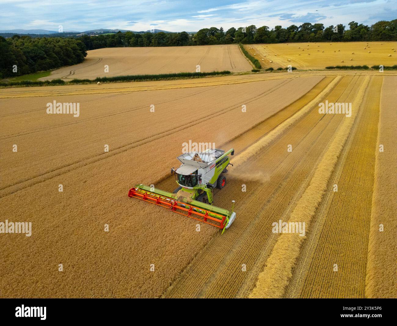 Vues aériennes d'une moissonneuse-batteuse travaillant dans les champs près de Rosyth à Fife., Écosse. Banque D'Images