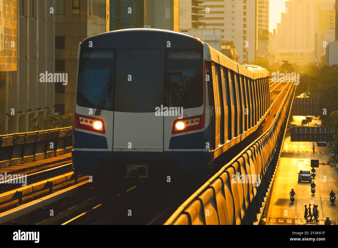 BTS Sky train est en cours d'exécution dans le centre-ville de Bangkok. Sky train est le mode de transport le plus rapide à Bangkok Banque D'Images