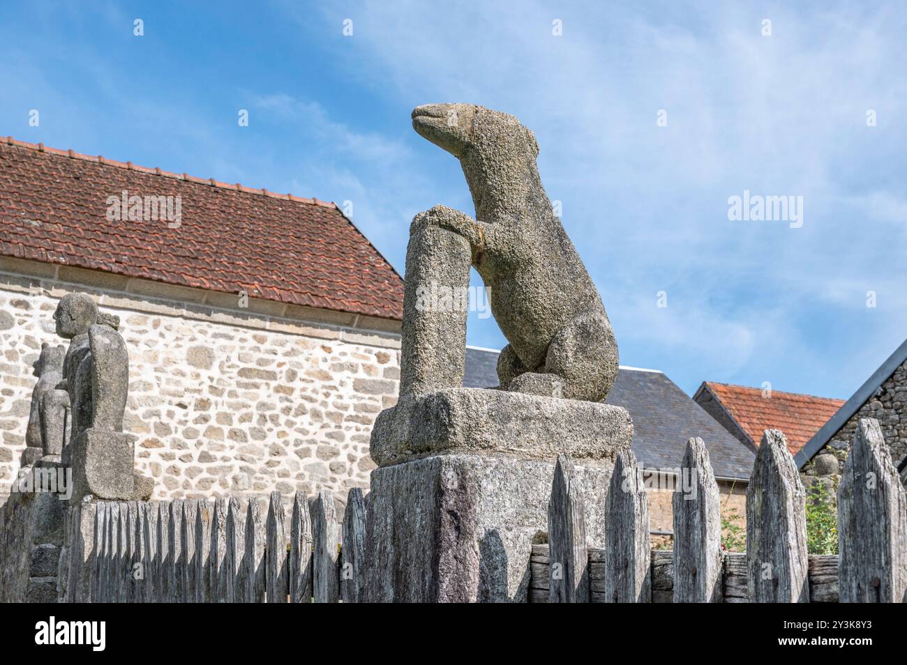 Le facteur François Michaud a orné son petit village Limousin de sculptures emblématiques en granit, Limouisn, France Banque D'Images