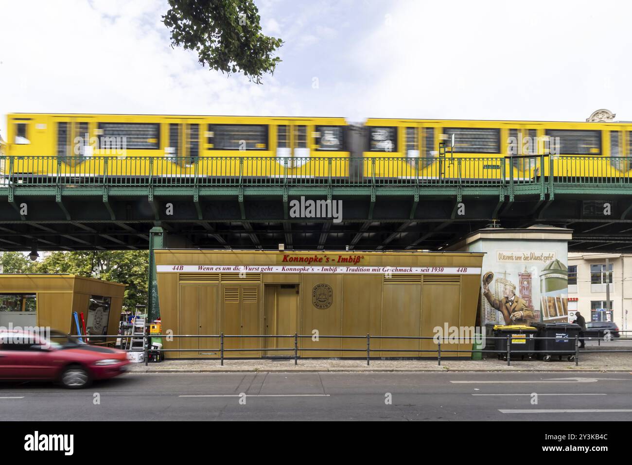 Le snack-bar de Konnopke est culte. Konnopke est à Prenzlauer Berg. Il a été le premier snack-bar de Berlin-est à introduire la currywurst en 1960. Undergroun Banque D'Images