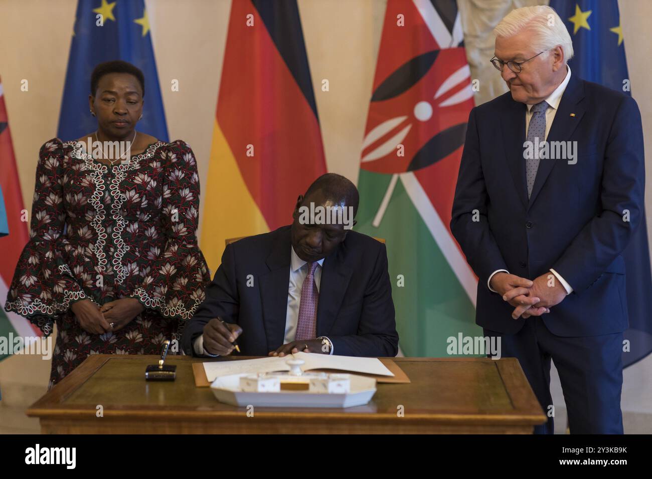 William Samoei Ruto (Président de la République du Kenya) signant le livre d'or, derrière lui Rachel Ruto et Frank-Walter Steinmeier (Président de la Banque D'Images