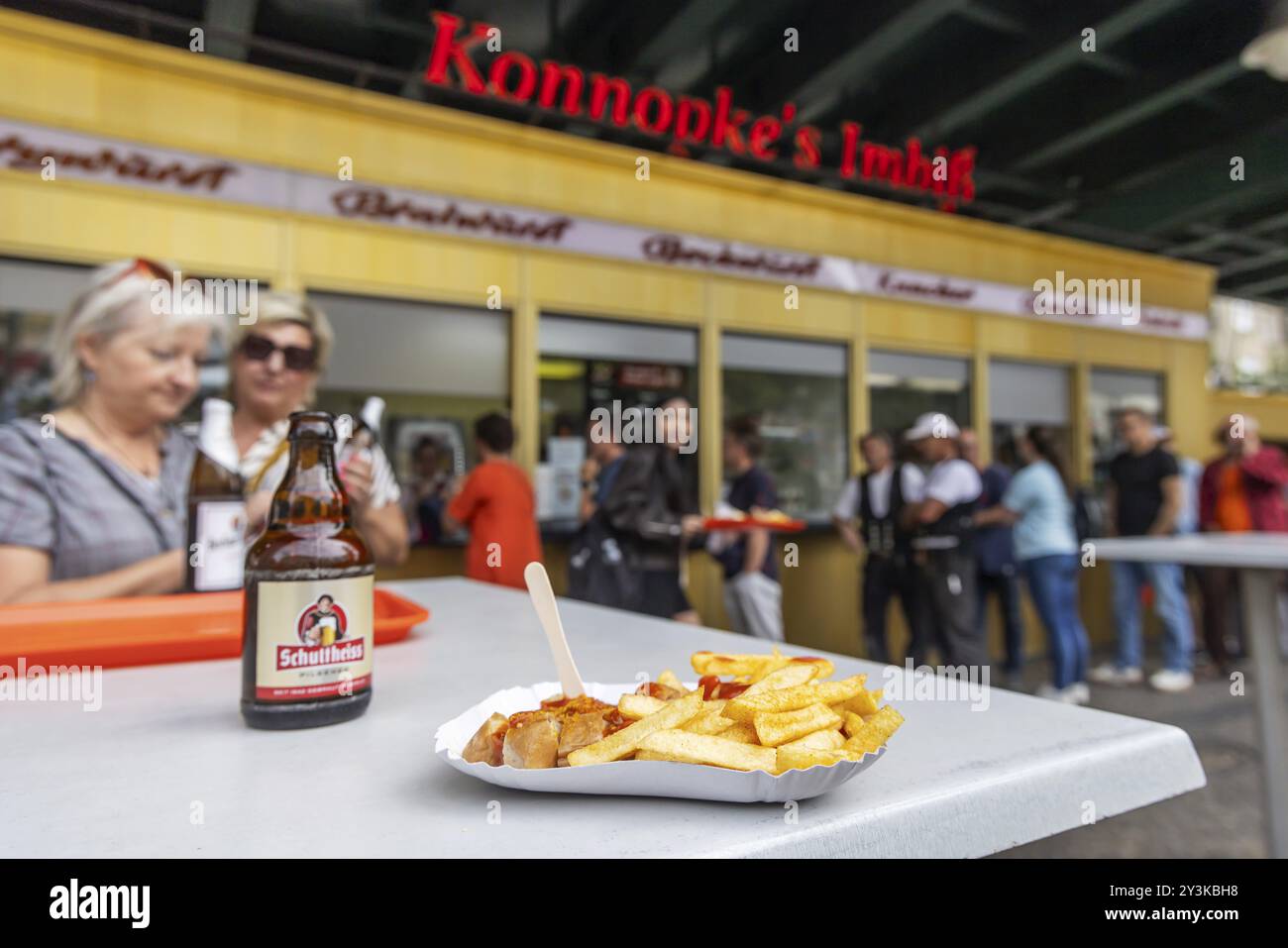 Le snack-bar de Konnopke est culte. Konnopke est à Prenzlauer Berg. Il a été le premier snack-bar de Berlin-est à introduire la currywurst en 1960. Berlin, GE Banque D'Images