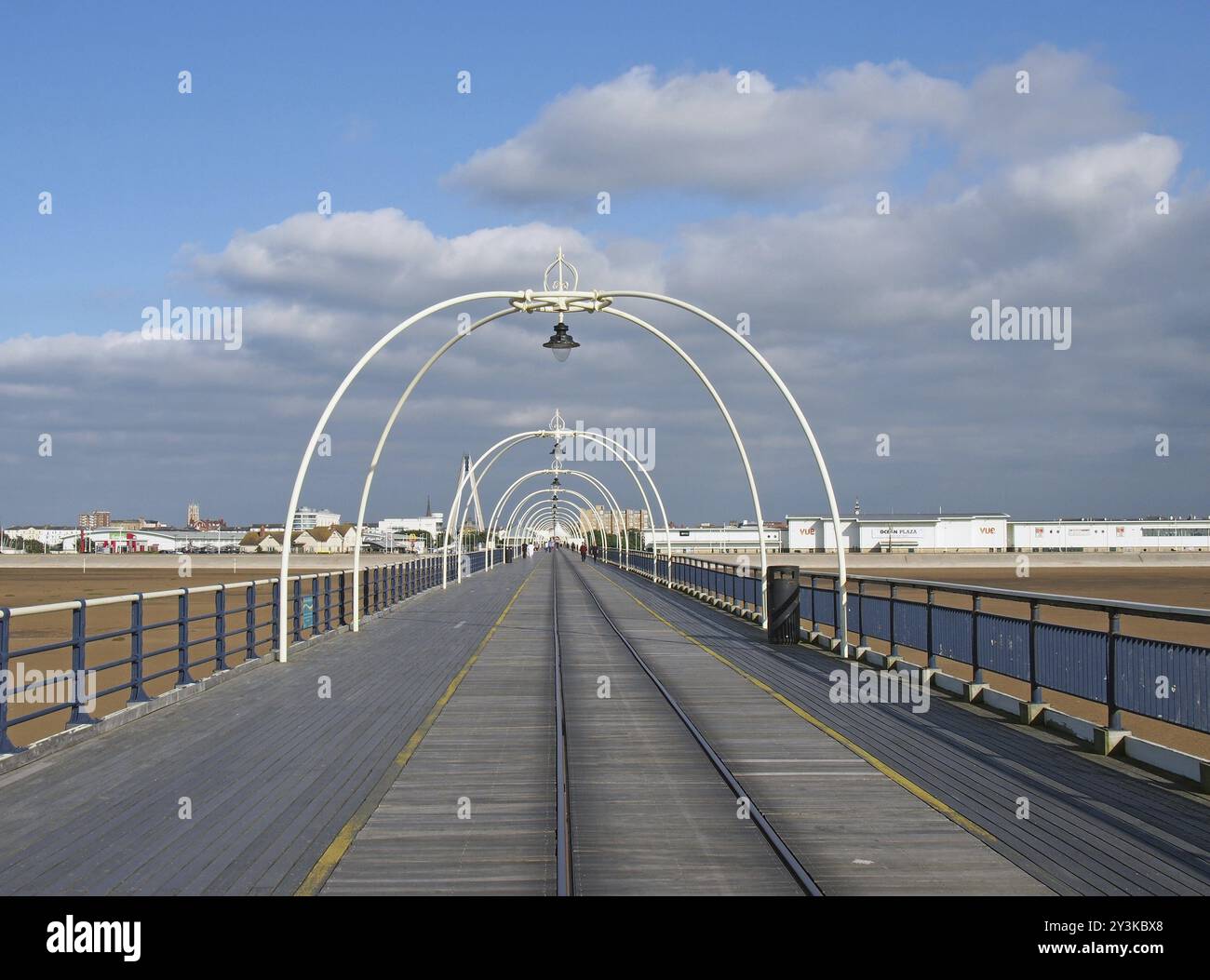 Southport, merseyside, Royaume-uni, 28 juin 2019 : une vue panoramique le long de la jetée à southport merseyside avec la plage à marée basse sur un da d'été Banque D'Images