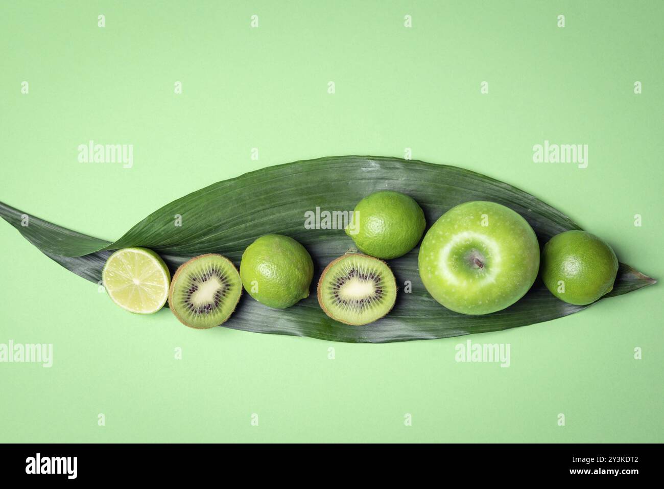 Les fruits verts en bonne santé d'un grand congé. Voir ci-dessus avec des aliments crus sur la table de cuisine verdâtre Banque D'Images