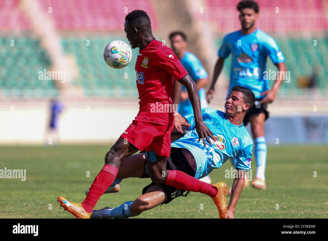 NAIROBI, KENYA - 14 SEPTEMBRE : la police kenyane Davith Okoth dribble devant Zamalek d'Egypte Mohamed Shehata pendant le match de Coupe de la Confédération entre K Banque D'Images