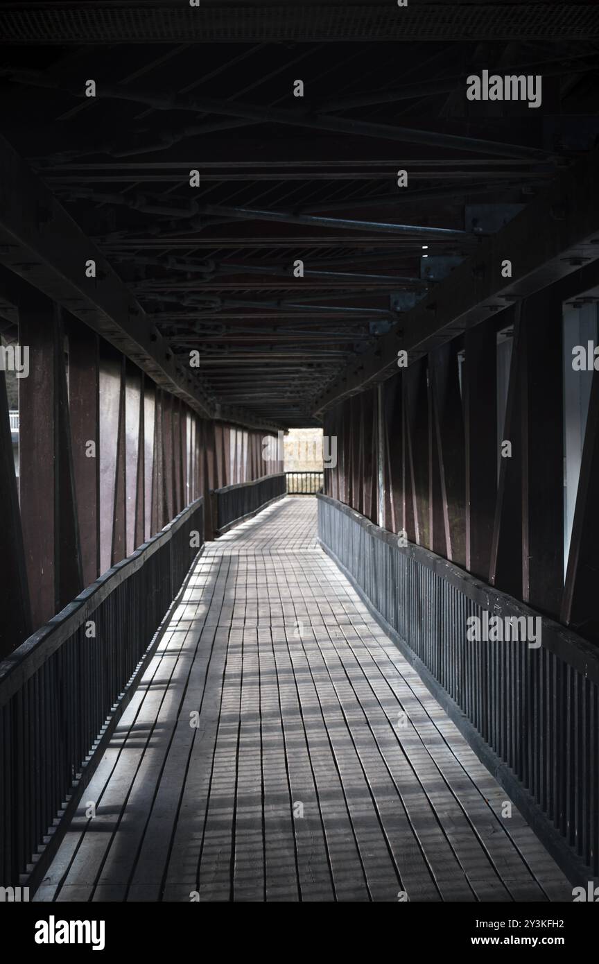 Pont en bois avec un toit, comme un tunnel, très long, menant à la lumière, dans Schwabisch Hall, Allemagne, Europe Banque D'Images