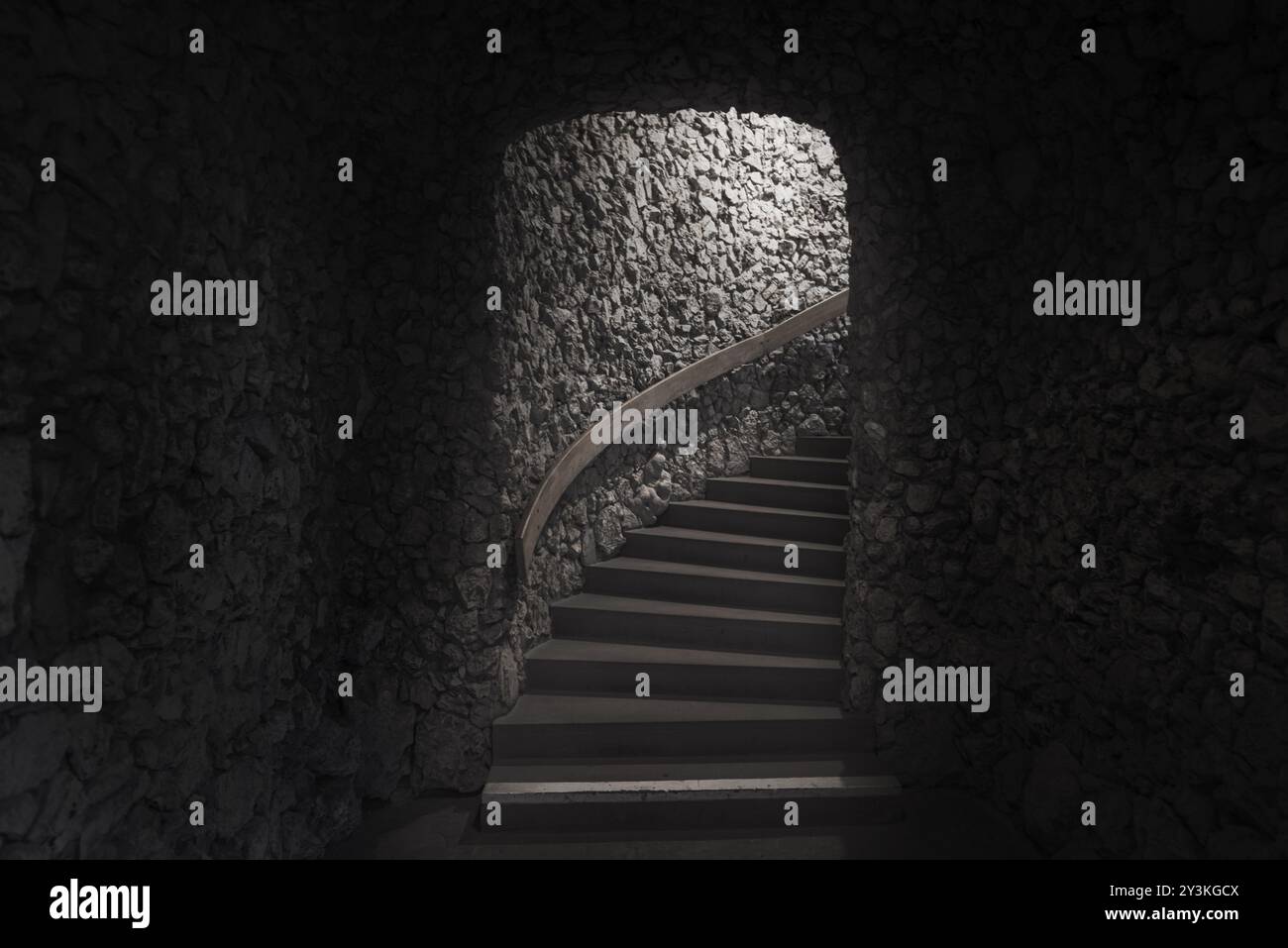 Ancienne cave sombre faite de petits morceaux de pierre et escalier vers la sortie et la lumière Banque D'Images