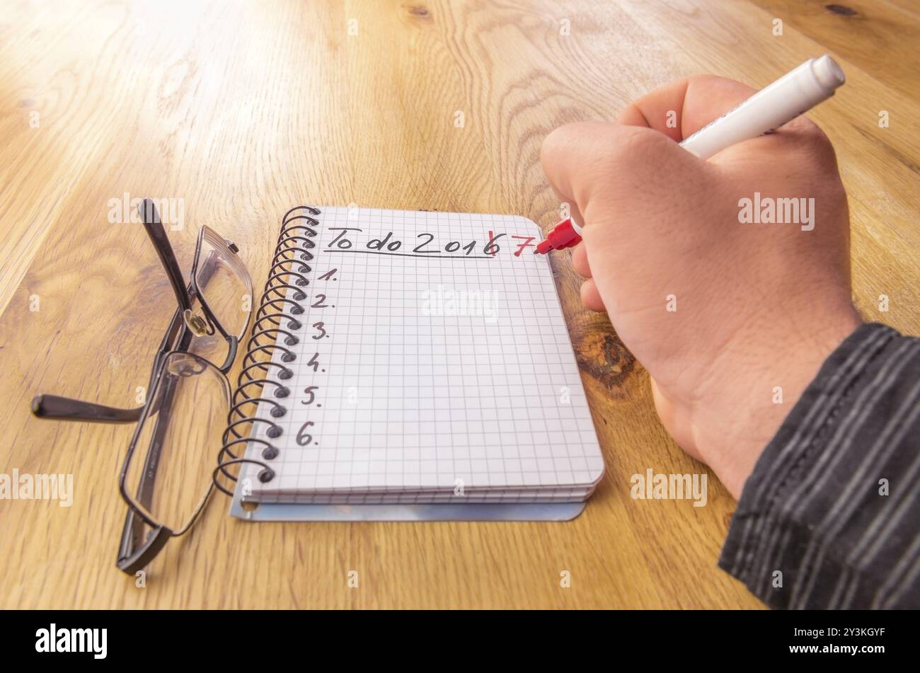 La nouvelle année, 2017, à faire liste concept, écrit par la main d'un homme avec un marqueur sur un cahier de mathématiques en spirale. Image conceptuelle pour la planification et l'orga Banque D'Images