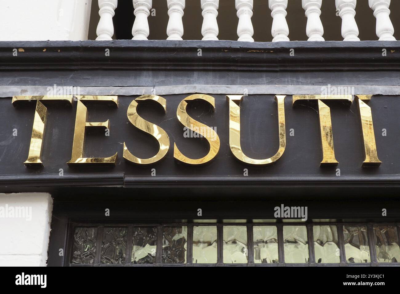 Chester. Cheshire, Royaume-Uni, 20 mars 2024 : panneau au-dessus du magasin d'usine de créateurs Tessuti dans le Cheshire Angleterre, Europe Banque D'Images