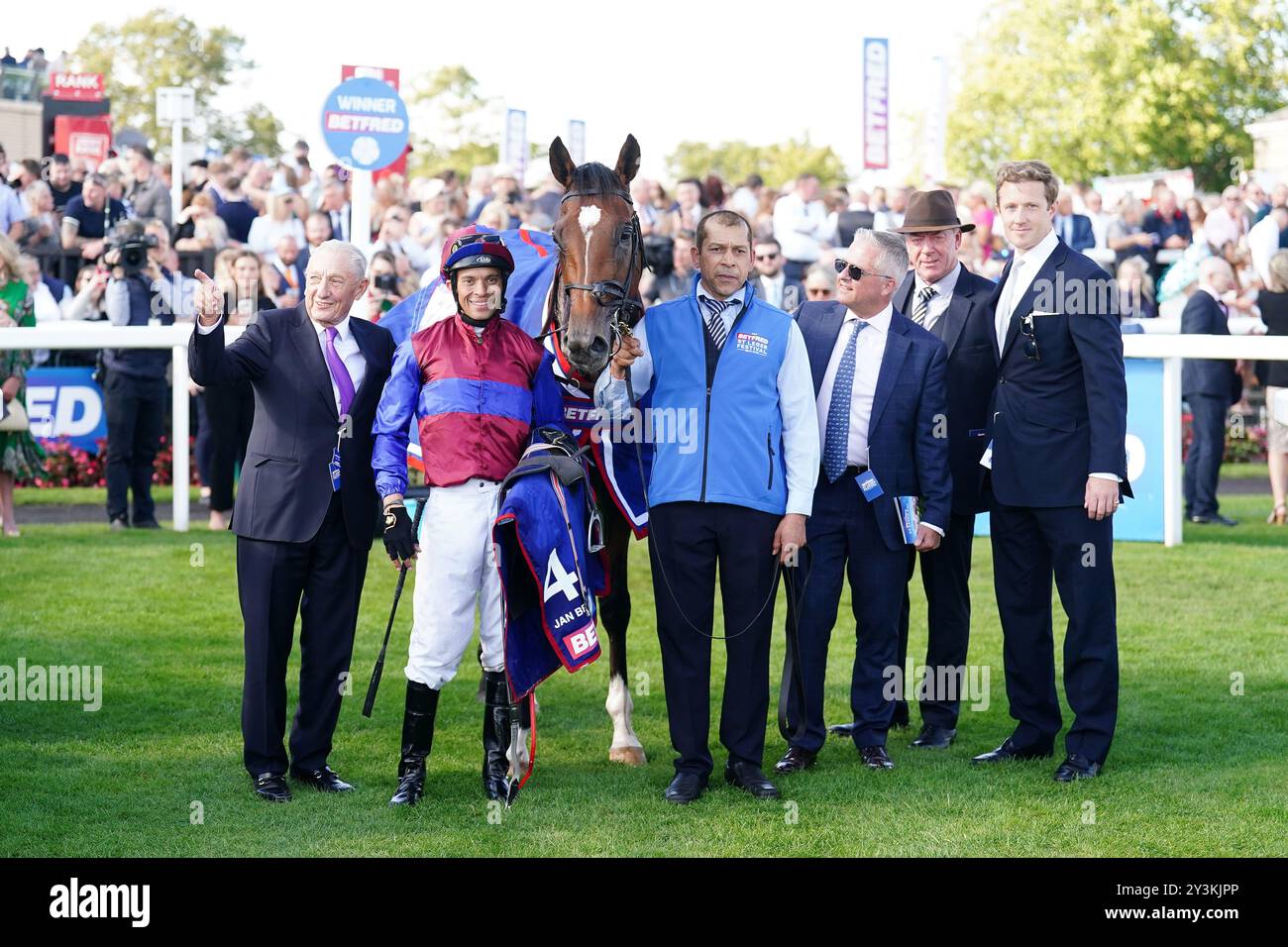 Sean Levey (deuxième à gauche) avec le cheval Jan Brueghel après avoir remporté les Betfred St Leger Stakes le troisième jour du Betfred St Leger Festival à l’hippodrome de Doncaster. Date de la photo : samedi 14 septembre 2024. Banque D'Images
