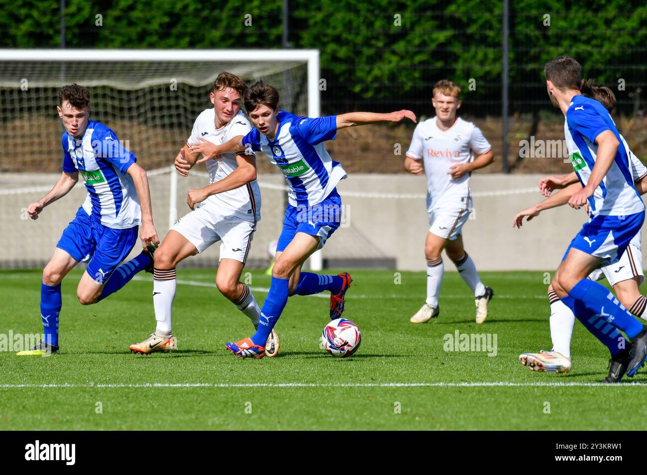 Landore, Swansea, pays de Galles. 14 septembre 2024. Charley McKee de Wigan Athletic reporte le défi de Morgan Bates de Swansea City lors du match de la Ligue de développement professionnel des moins de 18 ans entre Swansea City et Wigan Athletic au JOMA High performance Centre à Landore, Swansea, pays de Galles, Royaume-Uni le 14 septembre 2024. Crédit : Duncan Thomas/Majestic Media/Alamy Live News. Banque D'Images