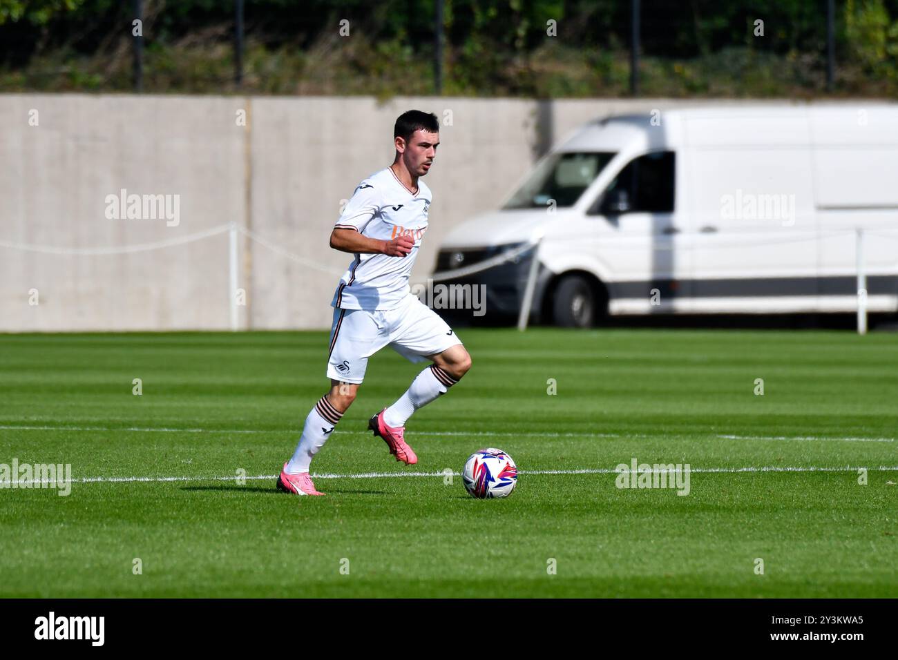 Landore, Swansea, pays de Galles. 14 septembre 2024. Josh Pescatore de Swansea City en action lors du match de la Ligue de développement professionnel des moins de 18 ans entre Swansea City et Wigan Athletic au JOMA High performance Centre à Landore, Swansea, pays de Galles, Royaume-Uni le 14 septembre 2024. Crédit : Duncan Thomas/Majestic Media/Alamy Live News. Banque D'Images