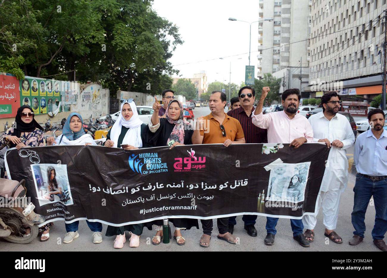 Des membres du Conseil des droits de l'homme du Pakistan organisent une manifestation de protestation pour réclamer justice pour Amana Arif victime de l'incident de la circulation de Karsaz, au club de presse de Karachi le samedi 14 septembre 2024. Banque D'Images