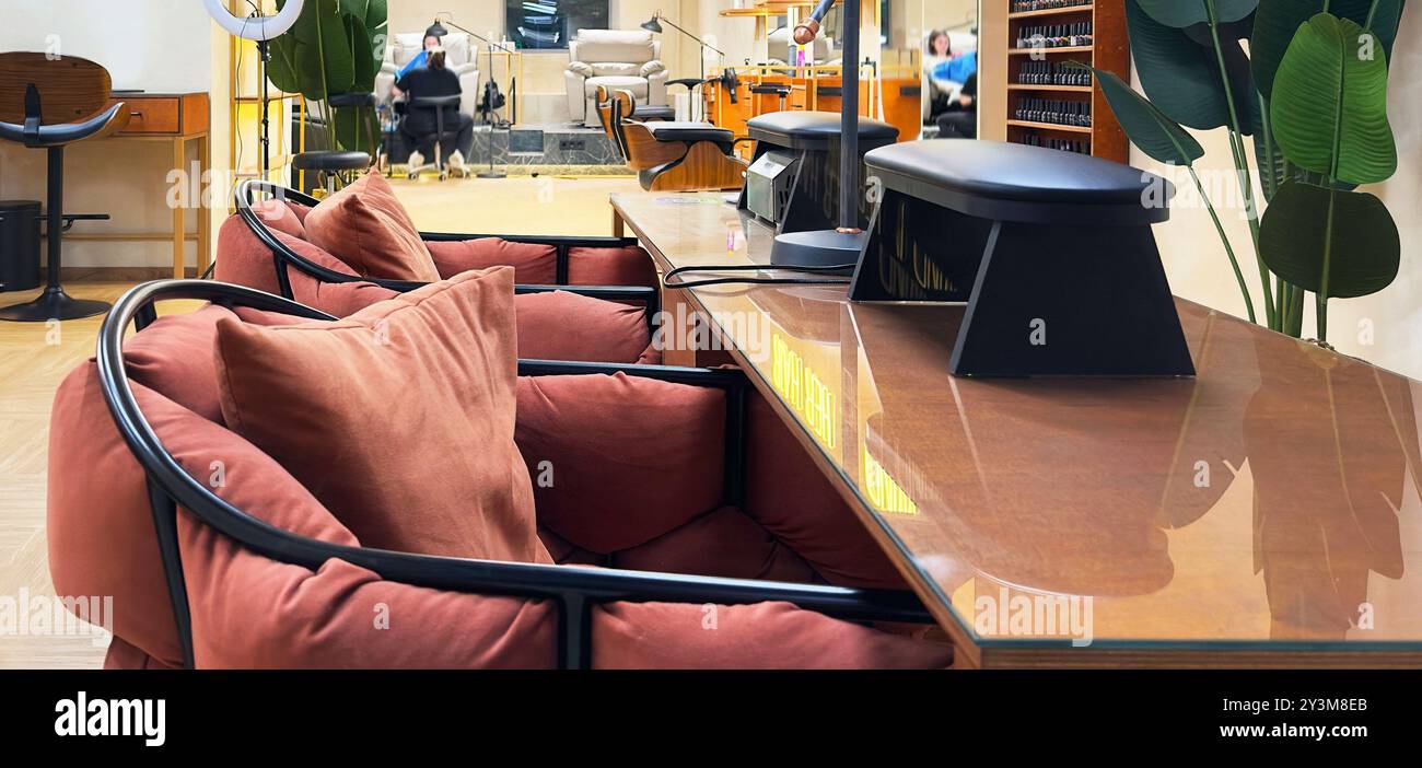 intérieur d'un salon de beauté pour femmes avec fauteuils et tables Banque D'Images