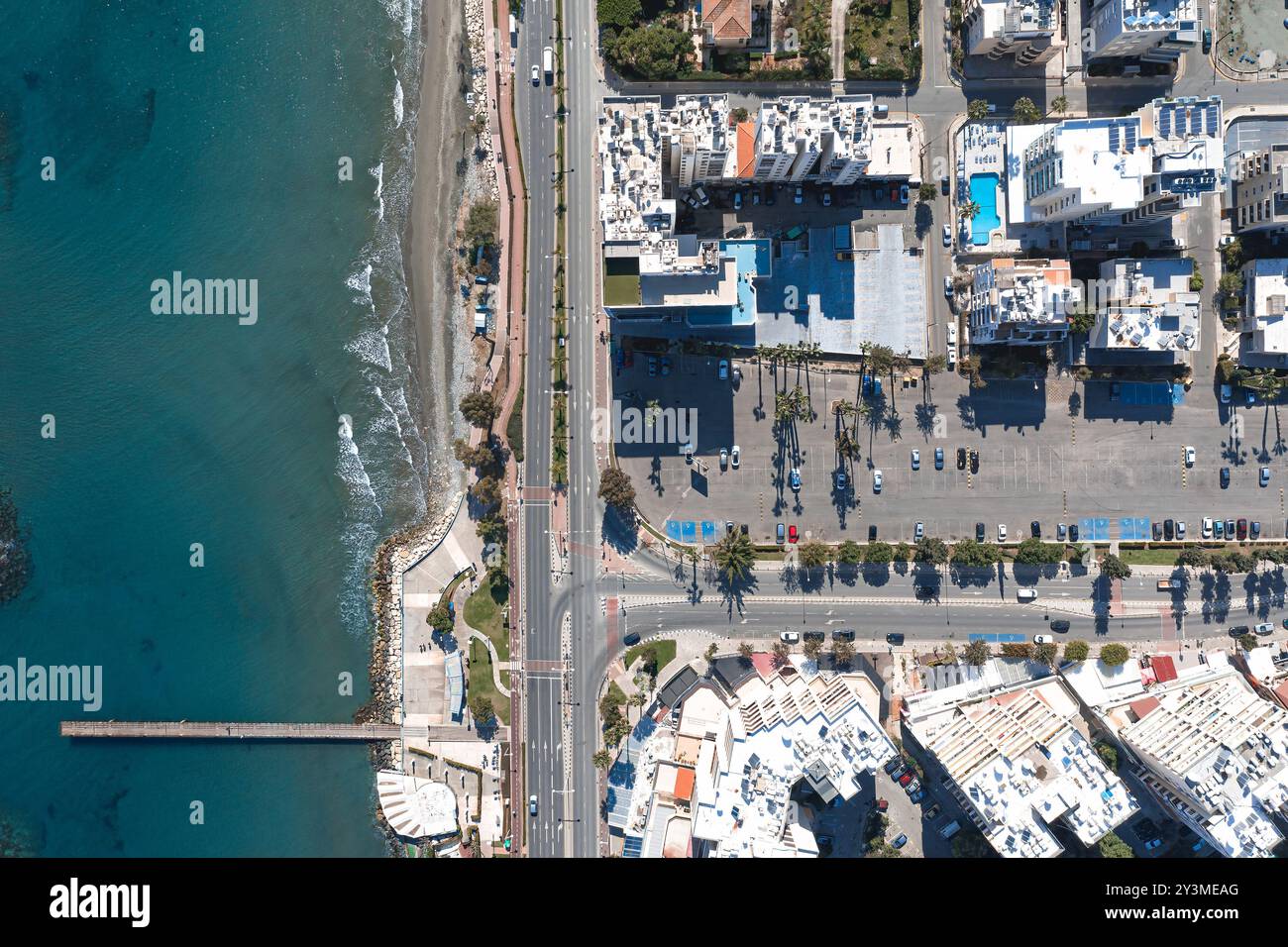 Vue aérienne du paysage urbain de Limassol avec hôtels et parkings vides près de la mer. Chypre Banque D'Images