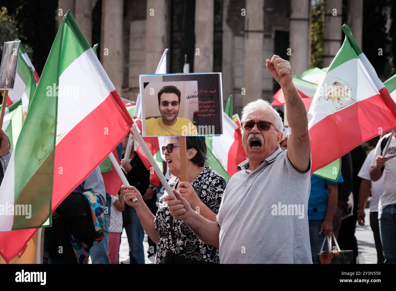 Manifestation de l'Association des diplômés iraniens résidant en Italie, à l'occasion de l'anniversaire de l'assassinat de Mahsa Amini en Iran le 14 septembre 2024 à Rome (Italie). Mahsa Amini, était une iranienne arrêtée à Téhéran pour s'être opposée au hijab obligatoire. La mort subséquente en garde à vue a déclenché une vague de protestations à travers l'Iran. Le régime a réprimé les protestations qui ont entraîné la mort de centaines de personnes. 14 septembre 2024 à Rome, Italie. Copyright : xWWW.ANDREACALANDRA.COMx Banque D'Images