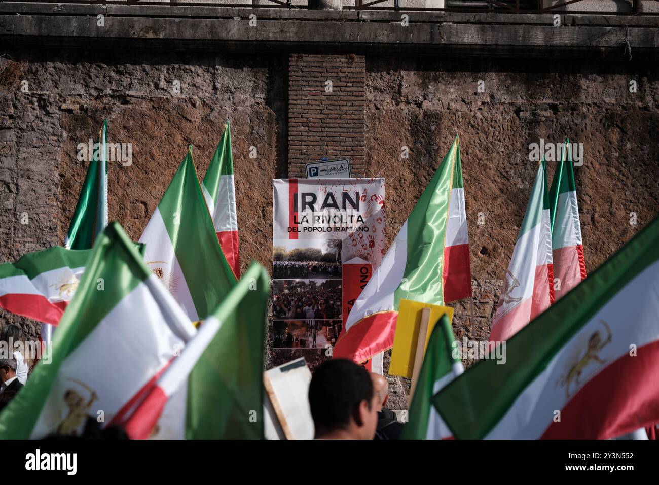 Manifestation de l'Association des diplômés iraniens résidant en Italie, à l'occasion de l'anniversaire de l'assassinat de Mahsa Amini en Iran le 14 septembre 2024 à Rome (Italie). Mahsa Amini, était une iranienne arrêtée à Téhéran pour s'être opposée au hijab obligatoire. La mort subséquente en garde à vue a déclenché une vague de protestations à travers l'Iran. Le régime a réprimé les protestations qui ont entraîné la mort de centaines de personnes. 14 septembre 2024 à Rome, Italie. Copyright : xWWW.ANDREACALANDRA.COMx Banque D'Images