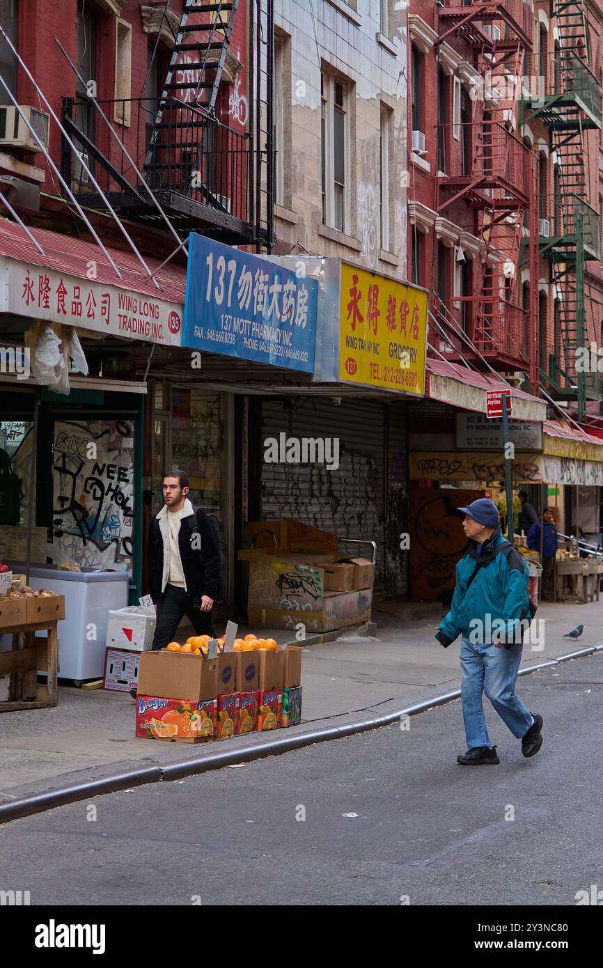 New York, États-Unis -14 septembre 2024 : vie quotidienne au cœur du quartier chinois de New York avec façades colorées et activité commerciale. Banque D'Images