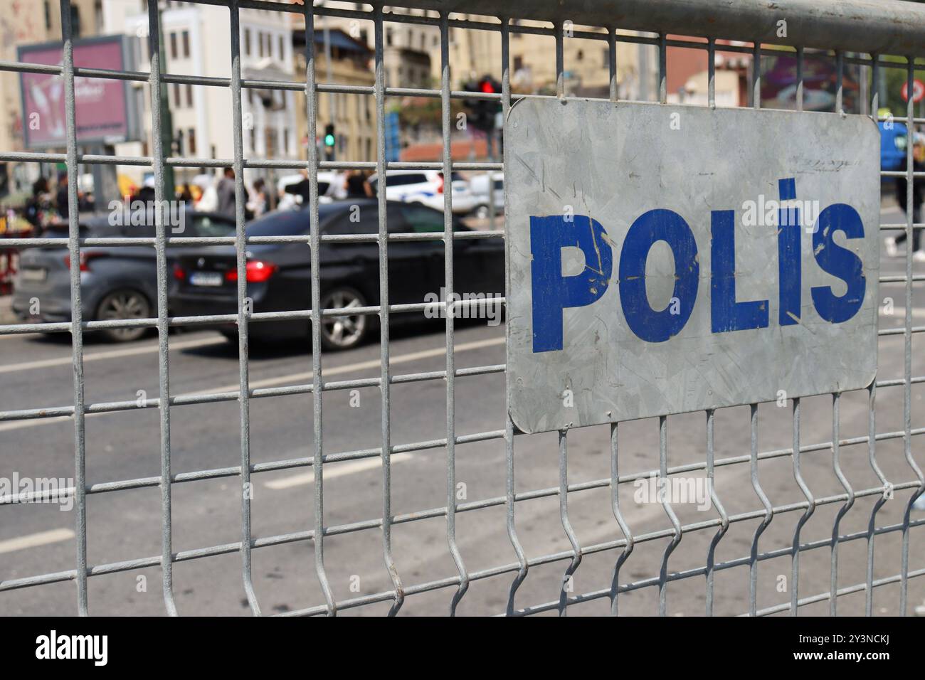 Logo Polis, signe de police turque sur la clôture métallique sur la rue Banque D'Images