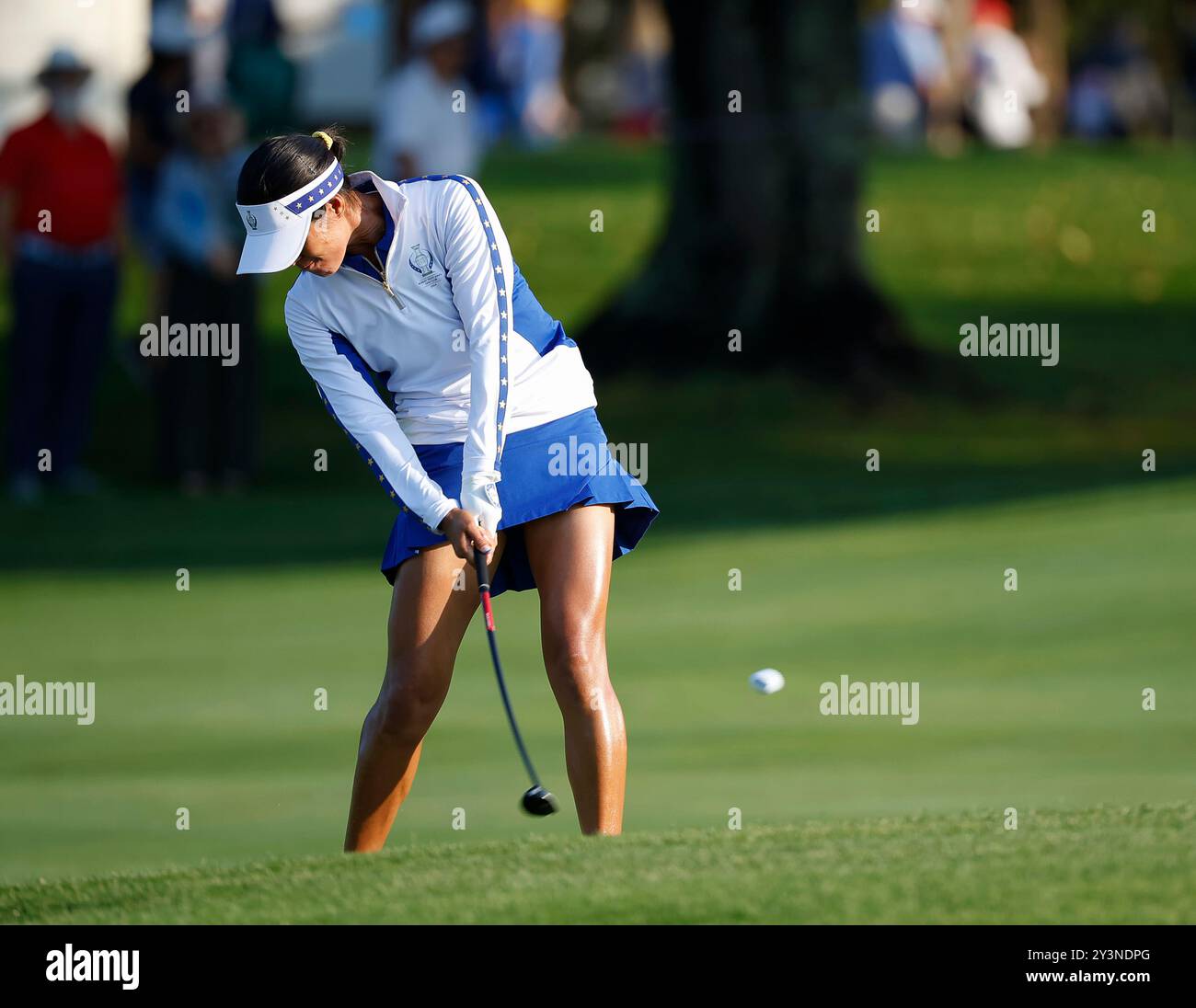 Gainesville, Virginie, États-Unis. 14 septembre 2024. Céline Boutier de Team Europe frappe le tir d’approche vers le 3e green lors de la Coupe Solheim sur le parcours de golf Robert Trent Jones à Gainesville, en Virginie. Justin Cooper/CSM/Alamy Live News Banque D'Images