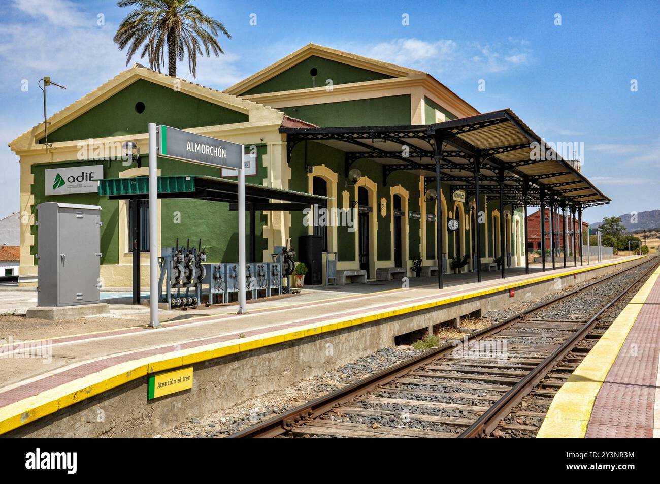 Gare d'Almorchon, jonction ferroviaire historique où convergent deux lignes ferroviaires : Ciudad Real-Badajoz et Cordoue-Almorchon Banque D'Images