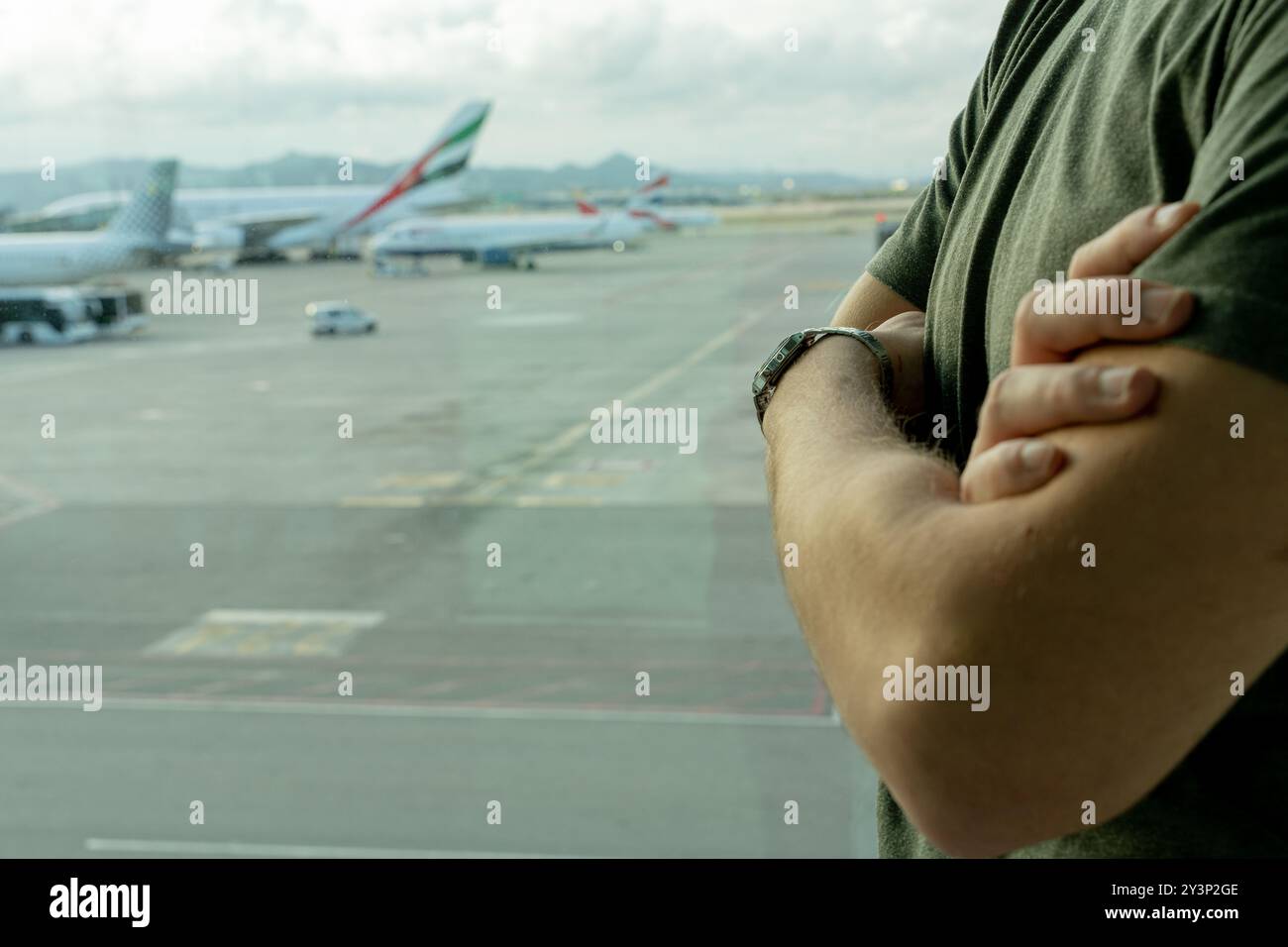 Voyageur attendant dans la zone de transit de l'aéroport. Prêt pour le prochain voyage prévu, retard de départ d'arrivée tardive Banque D'Images