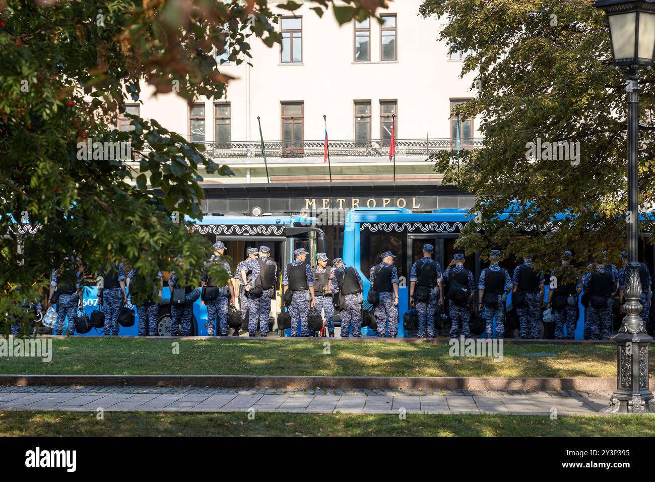 Moscou, Russie - 26 août 2024. Les officiers et soldats de Rosgvardiya se tiennent près des bus qui les ont amenés, pour maintenir l'ordre, en face du Metrop Banque D'Images