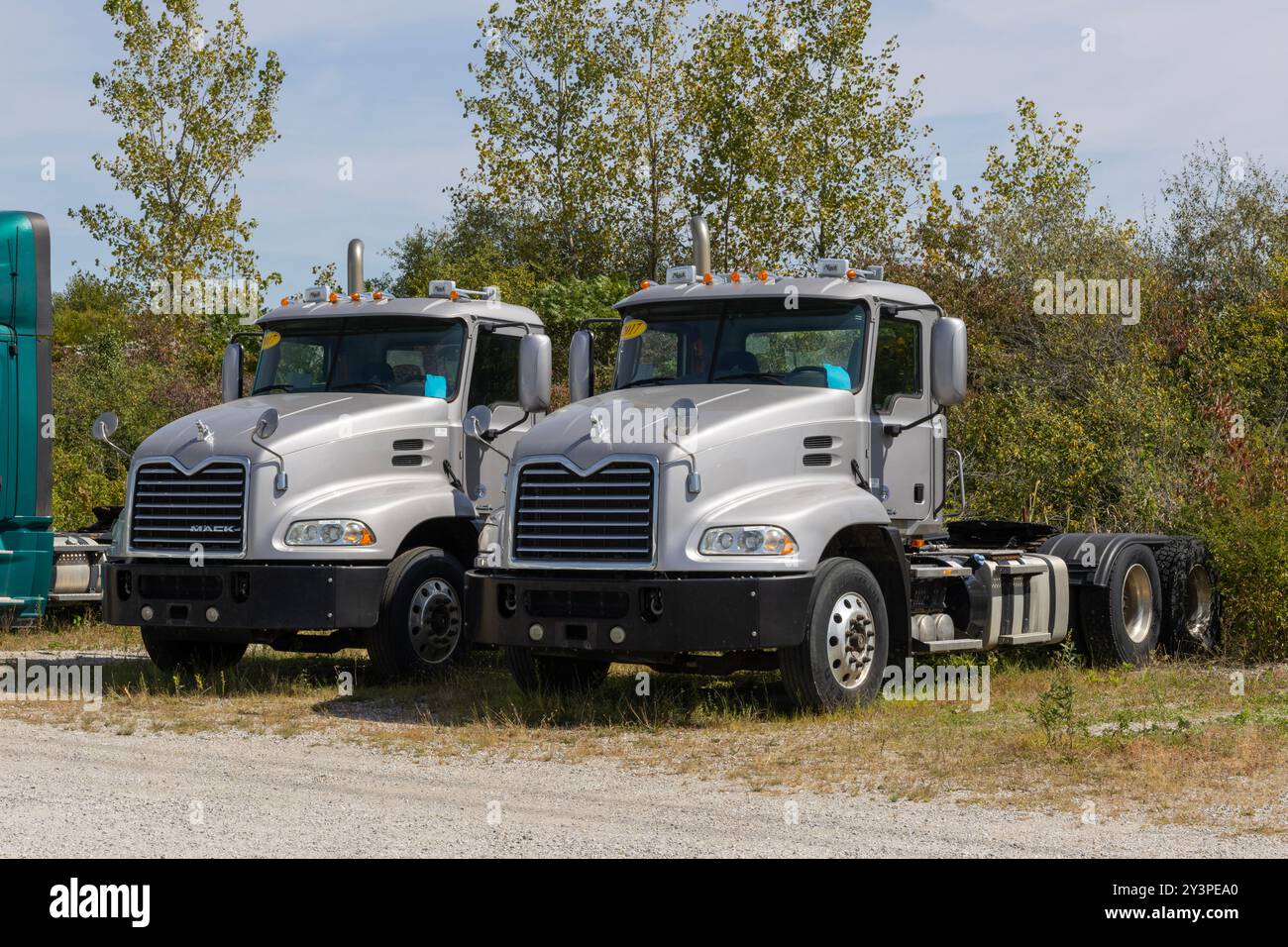 Indianapolis - 12 septembre 2024 : gros camions Mack Trucks d'occasion à vendre. Avec des problèmes de prix, Mack vend des semi-camions d'occasion pour répondre à Deman Banque D'Images