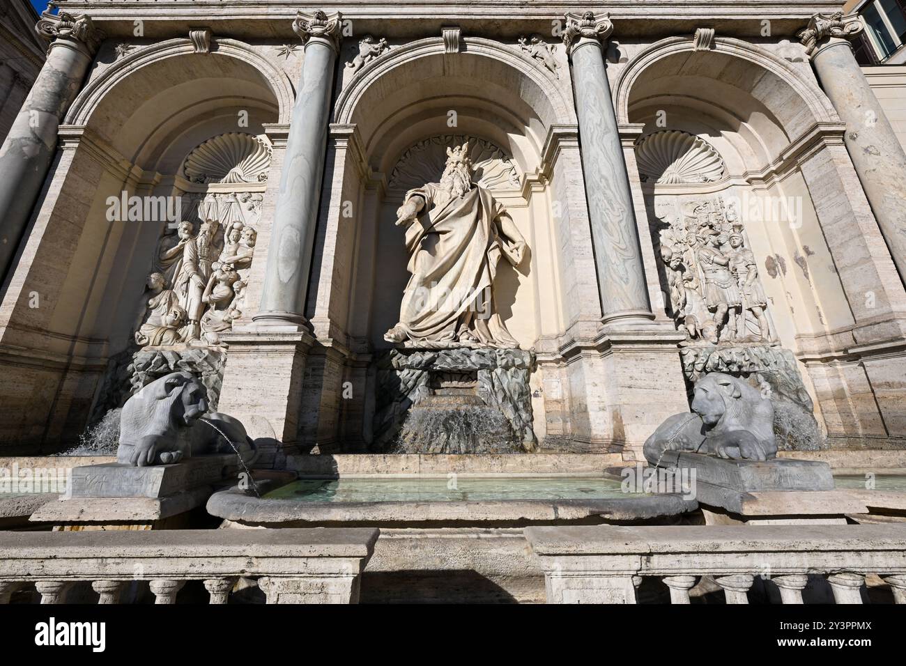 Fontaine du Moïse (fontaine d'eau heureuse) à Rome, Italie. Moïse est représenté comme indiquant la source d'eau de la roche. Banque D'Images