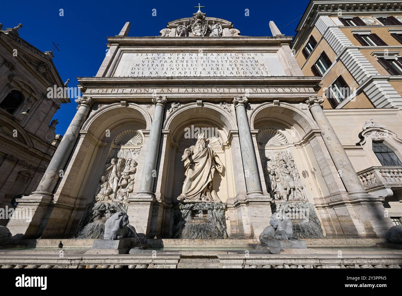 Fontaine du Moïse (fontaine d'eau heureuse) à Rome, Italie. Moïse est représenté comme indiquant la source d'eau de la roche. Banque D'Images