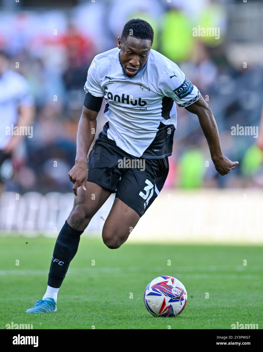 Ebou ADAMS (Derby County) attaquant avec le ballon lors du match du Sky Bet Championship Derby County vs Cardiff City au Pride Park Stadium, Derby, Royaume-Uni, 14 septembre 2024 (photo par Mark Dunn/News images) in, le 14/9/2024. (Photo de Mark Dunn/News images/SIPA USA) crédit : SIPA USA/Alamy Live News Banque D'Images