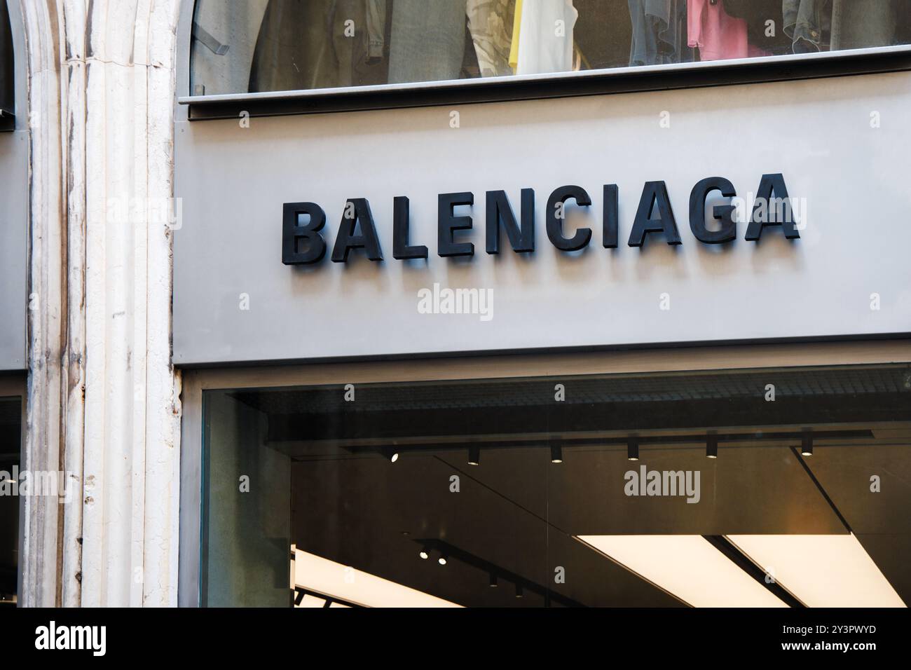 Venecia, Italie, 17 août 2024 : la vitrine met en valeur la marque Balenciaga, avec un design minimaliste qui reflète les tendances actuelles de la mode. Jour Banque D'Images