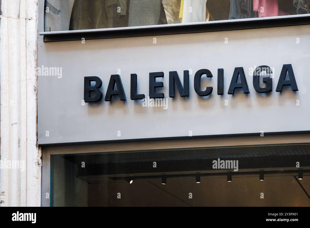 Venecia, Italie, 17 août 2024 : la vitrine affiche le nom de la marque Balenciaga en évidence, situé dans une zone urbaine de vente au détail avec des articles de mode Banque D'Images