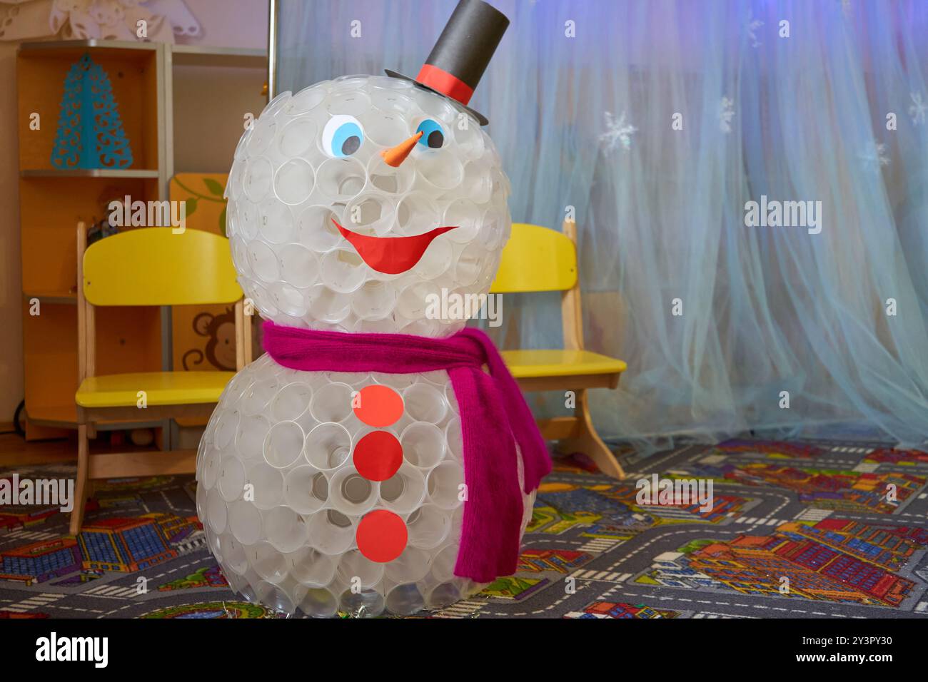 un grand bonhomme de neige fait de gobelets en plastique, un grand jouet pour les vacances d'hiver Banque D'Images