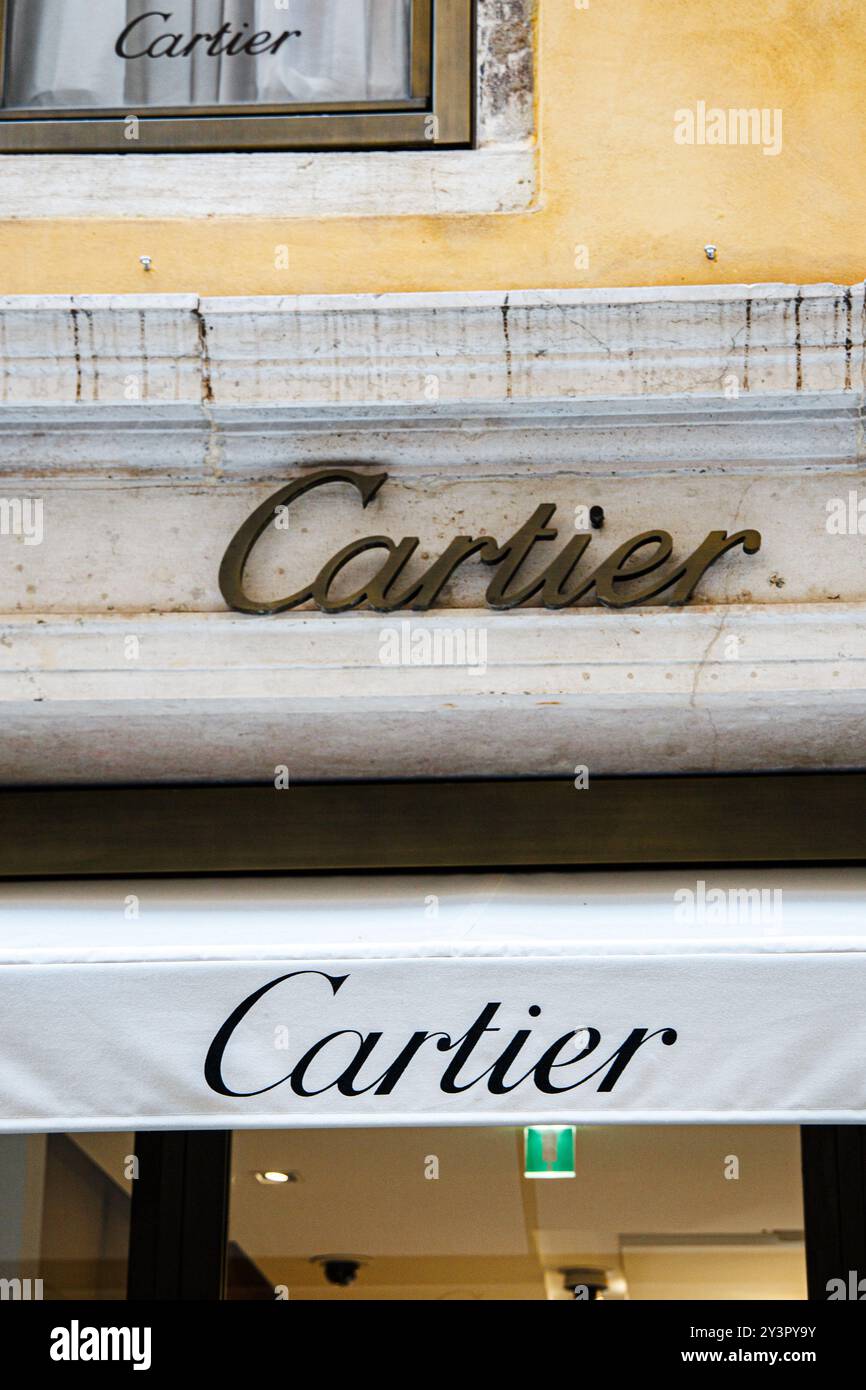 Venecia, Italie, 17 août 2024 : Cartier, une boutique de bijouterie de luxe, affiche une signalisation élégante dans une ville européenne historique, invitant Pass Banque D'Images